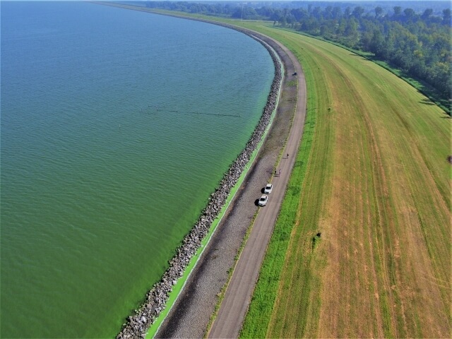 Drone foto van de IJsselmeerdijk